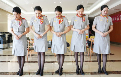 重庆:“空姐”开展服务礼仪培训迎国庆假期